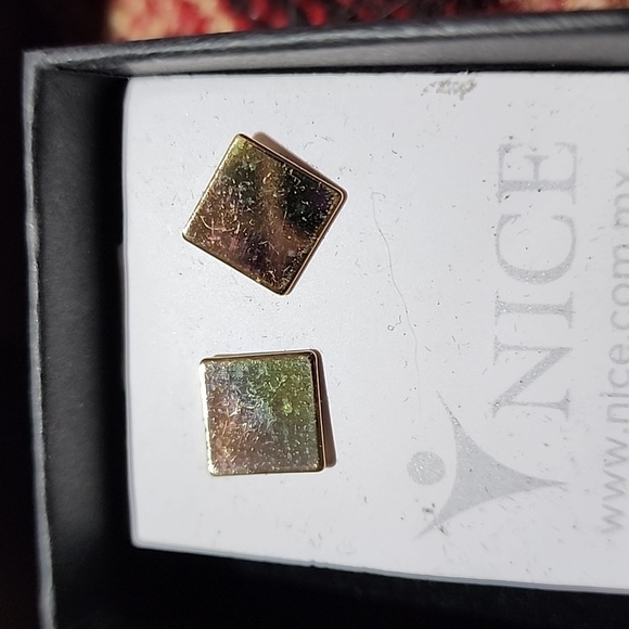 Square stud earrings - Picture 3 of 5